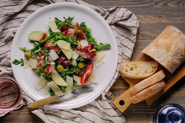 Aproape Salată Proaspătă Frunze Verzi Arugula Brânză Parmezan Slănină Placă — Fotografie, imagine de stoc