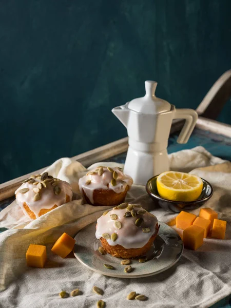 Close Van Zelfgemaakte Pompoen Cupcakes Met Zaden Witte Keramische Theepot — Stockfoto