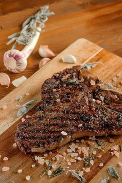 Viande Grillée Aux Épices Ail Sauge Sèche Sur Fond Planche — Photo