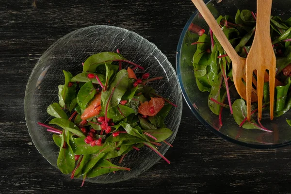 Close Dari Piring Kaca Dengan Daun Segar Sayuran Dengan Beri — Stok Foto