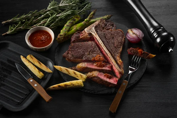 Carne Verduras Parrilla Con Especias Romero Sobre Fondo Plato Negro —  Fotos de Stock