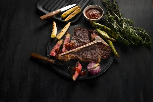 Grillat Kött Och Grönsaker Kryddor Och Rosmarin Svart Plåt Bakgrund — Stockfoto