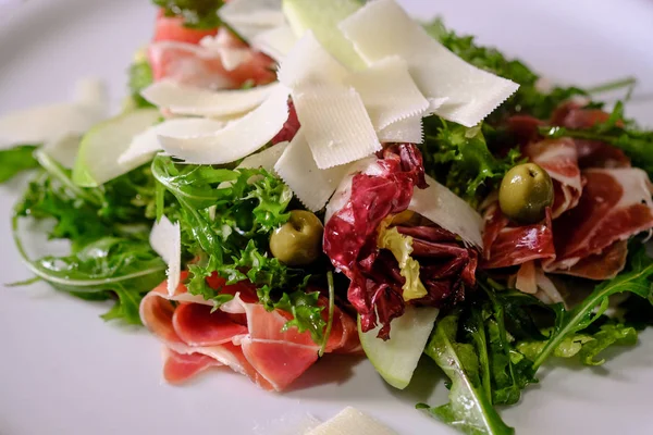 Close Fresh Salad Green Leaves Arugula Parmesan Cheese Bacon White — Stock Photo, Image
