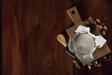 lezzetli beyaz Camembert peyniri ile fındık ve bıçak ahşap kesme tahtası üzerinde Close-Up