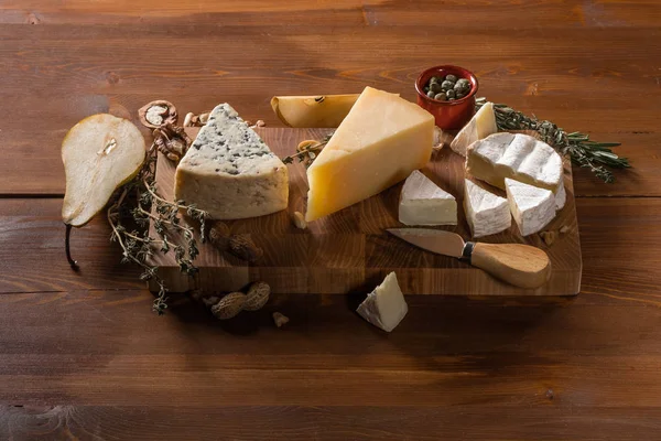 Close Delicious Cheese Set Parmesan Camembert Blue Cheese Nuts Spices — Stock Photo, Image