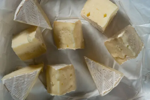 Close Cortar Delicioso Queijo Camembert Sobre Fundo Papel Branco — Fotografia de Stock