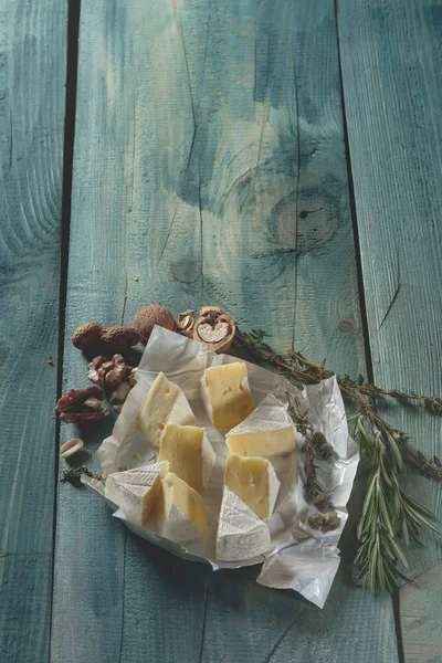 Gros Plan Coupe Délicieux Fromage Camembert Sur Papier Blanc Avec — Photo