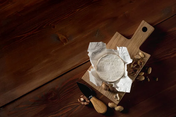 Primo Piano Delizioso Formaggio Bianco Camembert Tagliere Legno Con Noci — Foto Stock