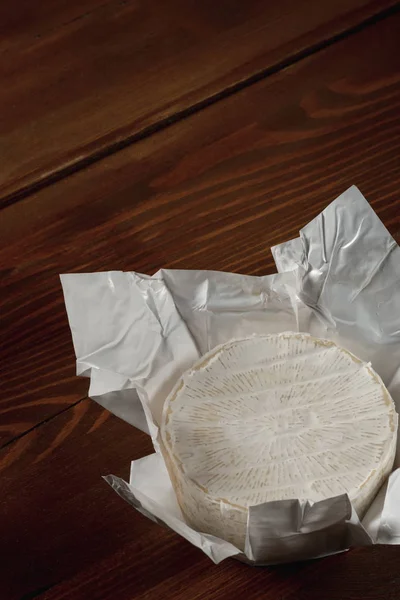 Gros Plan Délicieux Fromage Camembert Blanc Sur Fond Table Bois — Photo