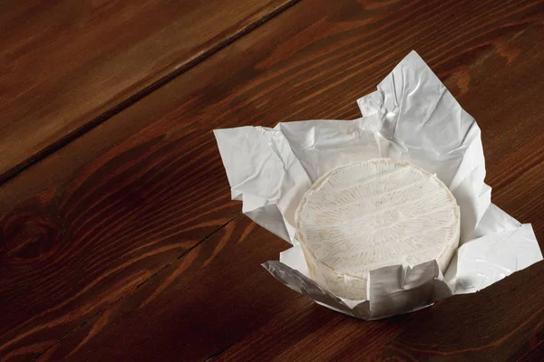 Close Delicioso Queijo Camembert Branco Sobre Papel Branco Sobre Fundo — Fotografia de Stock