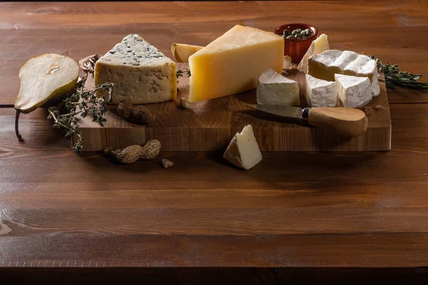 Close Delicious Cheese Set Parmesan Camembert Blue Cheese Nuts Spices — Stock Photo, Image