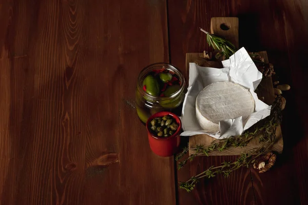 Γκρο Πλαν Νόστιμο Λευκό Τυρί Καμαμπέρ Ξύλο Κοπής Καρύδια Δεντρολίβανο — Φωτογραφία Αρχείου