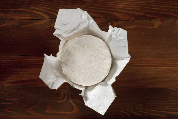 Primer Plano Delicioso Queso Camembert Blanco Sobre Papel Blanco Sobre — Foto de Stock