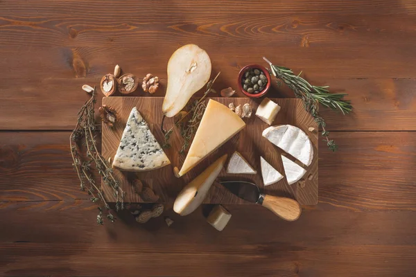 Γκρο Πλαν Του Συνόλου Νόστιμο Τυρί Παρμεζάνα Camembert Και Μπλε — Φωτογραφία Αρχείου