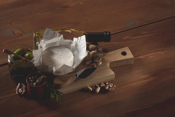 Close Delicioso Queijo Camembert Branco Tábua Corte Madeira Com Nozes — Fotografia de Stock