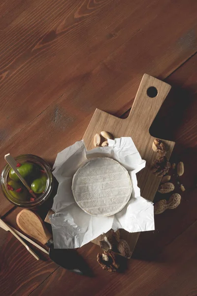 Close Delicious White Camembert Cheese Wooden Cutting Board Walnuts Olives — Stock Photo, Image