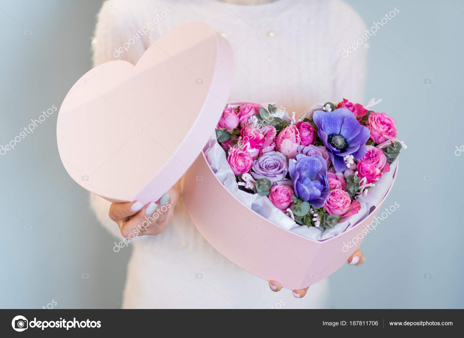 Mujeres con flores fotos de stock, imágenes de Mujeres con flores sin  royalties | Depositphotos