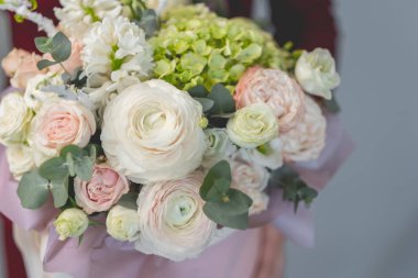 çiçekli pembe hediye kutusu tutan eller