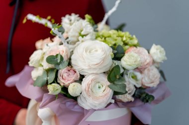 çiçekli pembe hediye kutusu tutan eller