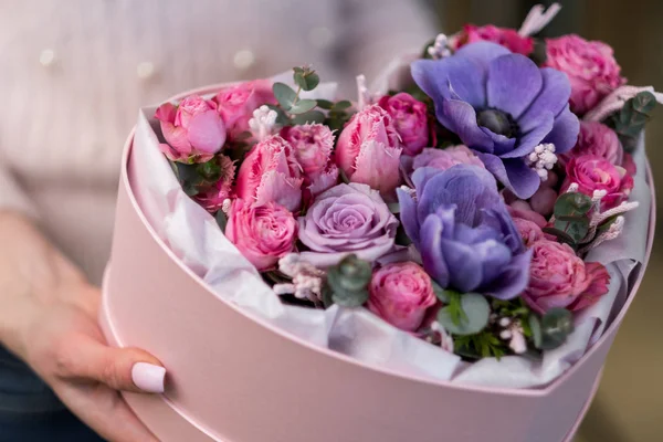 Kvinnliga Händer Som Håller Rosa Presentförpackning Med Blommor — Stockfoto