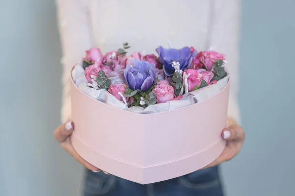 Kvinna Händer Håller Rosa Hjärtformade Presentbox Med Färg Blommor — Stockfoto