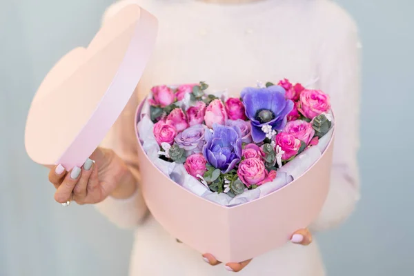Crop Image Woman Holding Open Heart Shaped Gift Box Flowers — Stock Photo, Image