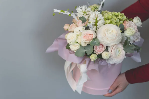 Mãos Femininas Segurando Caixa Presente Rosa Com Flores — Fotografia de Stock