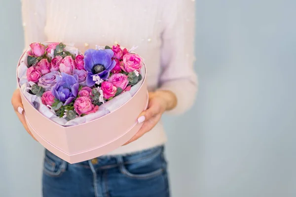 Kvinna Händer Håller Rosa Hjärtformade Presentbox Med Färg Blommor — Stockfoto