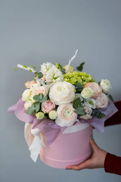 Weibliche Hände Mit Rosa Geschenkschachtel Mit Blumen — Stockfoto