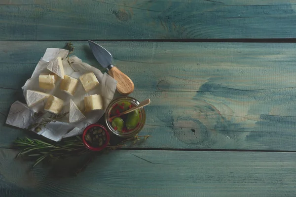 Rodajas Queso Camembert Nueces Sobre Fondo Madera Azul Vista Superior — Foto de Stock