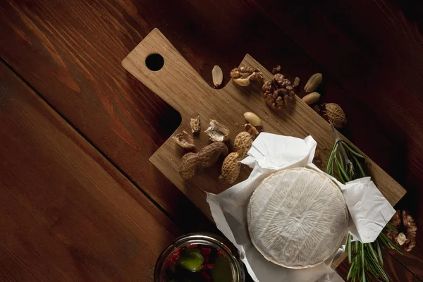 Flat Lay Com Queijo Brie Faca Ervas Frascos Com Azeitonas — Fotografia de Stock