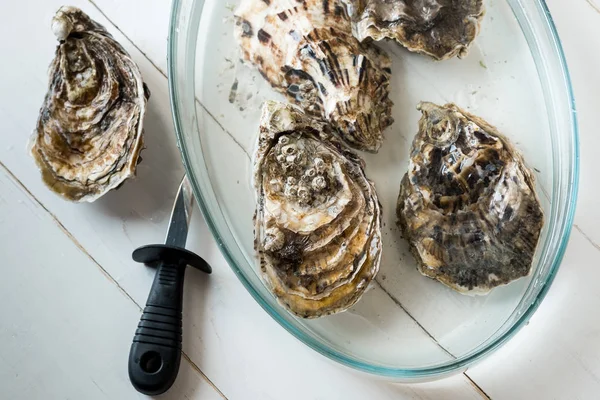 Verse Rauwe Oesters Een Glazen Kom Mes Witte Houten Tafel — Stockfoto