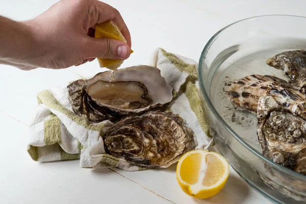 Chef Kok Hand Knijpen Citroen Verse Rauwe Oesters Boven Witte — Stockfoto