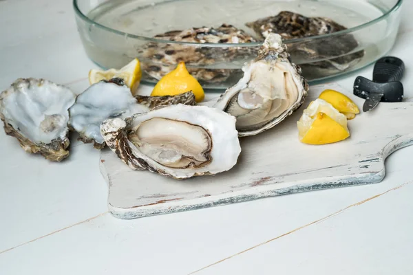 Ostras Cruas Frescas Com Fatias Limão Tábua Madeira Com Faca — Fotografia de Stock