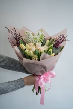 güzel buket bahar gül ve Lale çiçek tutan erkek Close-Up