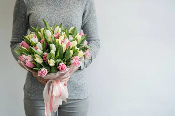 Close Van Vrouwelijke Houden Van Mooie Boeket Van Gekleurde Tulpen — Stockfoto