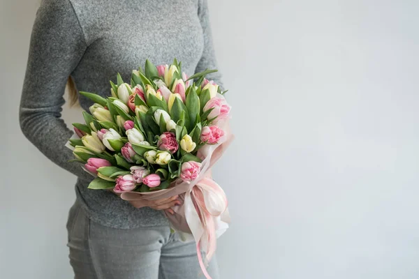Primer Plano Mujer Sosteniendo Hermoso Ramo Flores Tulipanes Primavera Colores — Foto de Stock