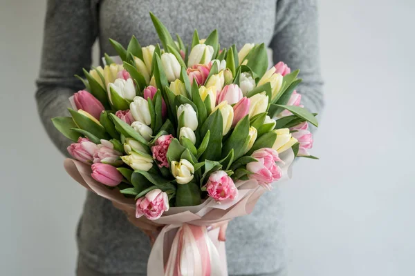 Primer Plano Mujer Sosteniendo Hermoso Ramo Flores Tulipanes Primavera Colores — Foto de Stock