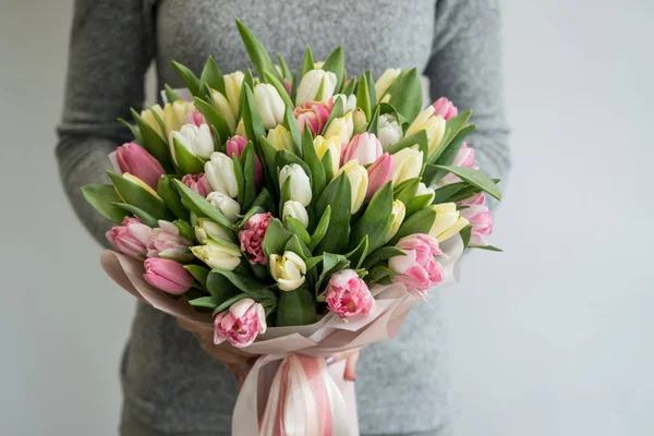 Close Fêmea Segurando Belo Buquê Flores Tulipas Coloridas Primavera — Fotografia de Stock