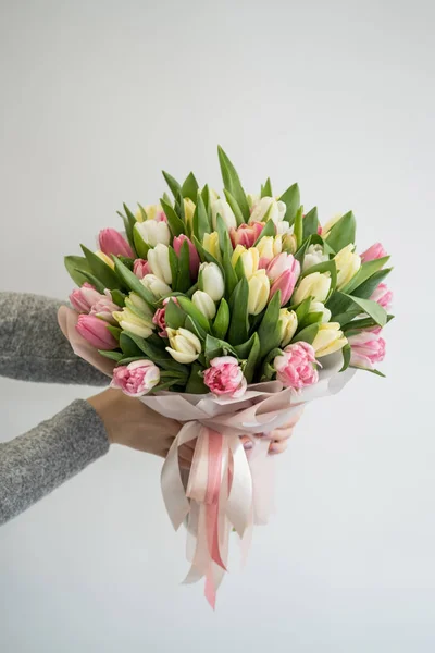 Primer Plano Mujer Sosteniendo Hermoso Ramo Flores Tulipanes Primavera Colores — Foto de Stock