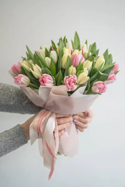 Női Gyönyörű Csokor Színes Tavaszi Tulipán Virágok Gazdaság Részlete — Stock Fotó