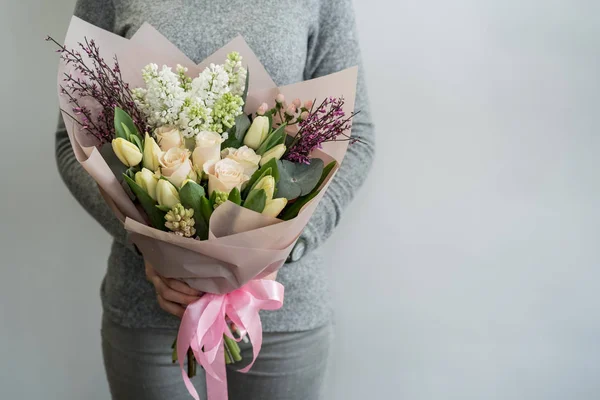 Primer Plano Mujer Sosteniendo Hermoso Ramo Tulipanes Primavera Rosas Flores — Foto de Stock