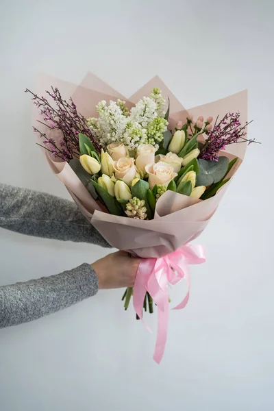 Primer Plano Mujer Sosteniendo Hermoso Ramo Tulipanes Primavera Rosas Flores —  Fotos de Stock