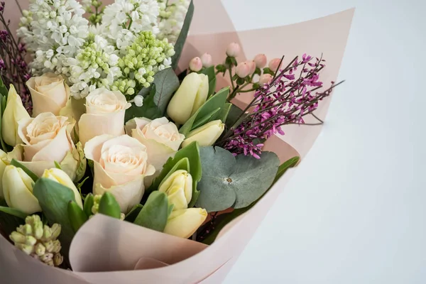 Nahaufnahme Eines Schönen Straußes Aus Frühlingstulpen Und Rosen — Stockfoto