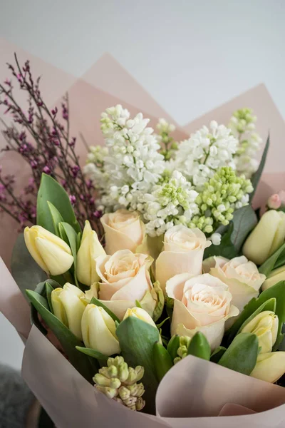 Nahaufnahme Eines Schönen Straußes Aus Frühlingstulpen Und Rosen — Stockfoto