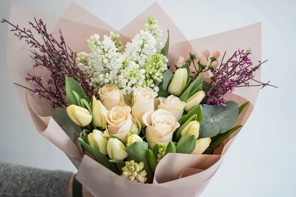 Nahaufnahme Eines Schönen Straußes Aus Frühlingstulpen Und Rosen — Stockfoto