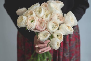 güzel bahar taze gül buketi tutan eller Close-Up