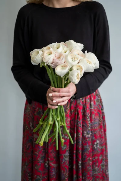 Close Female Hands Holding Beautiful Bouquet Spring Fresh Roses — Stock Photo, Image