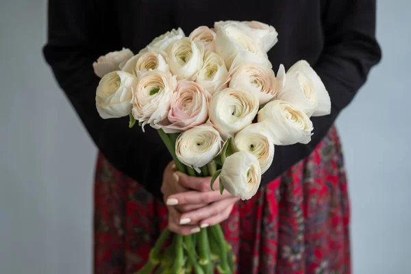 Zbliżenie Kobiece Ręce Trzymając Piękny Bukiet Kwiatów — Zdjęcie stockowe