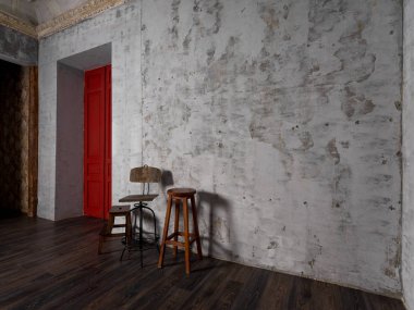 gri beton duvar ve kırmızı Kapılı Oda Vintage ahşap sandalyeler